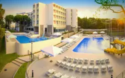 Chorvátsko: Biograd na Moru len 800 m od pláže v Hoteli Adria **** s plnou penziou plus + 3 bazény a animácie