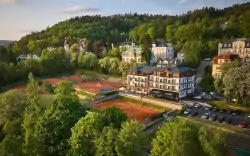 Mariánské Lázně: Luxusný Hotel Queens **** s neobmedzeným wellness centrom (bazén, vírivka, sauny) + polpenzia