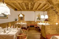 Rustikálna reštaurácia, Alpenhotel Speckbacher Hof ****, Gnadenwald, Rakúsko