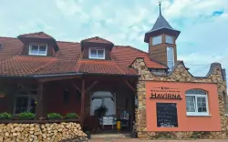 Moravský kras pri zámku v Letoviciach: Penzión Havírna s raňajkami alebo polpenziou a bowlingom + masáž a víno