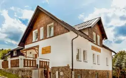 Šumava blízko atrakcií: Pobyt v Penzióne Samoty s raňajkami, krytým vonkajším bazénom, posilňovňou a ihriskom