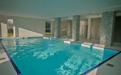 Poľsko 150 m od mora a 300 m od jazera: Mielno Holiday Apartments s polpenziou + wellness, herňa a ihrisko