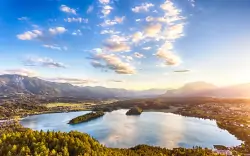 Alpská dovolenka pri jazere Wörthersee v Hoteli Rocket Rooms s raňajkami, občerstvením a kartou plnou zliav