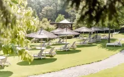 Záhrada s ležadlami, AVITA Therme Bad Tatzmannsdorf, Bad Tatzmannsdorf, Rakúsko
