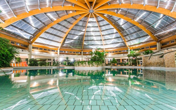 Luxusné termálne kúpele pri hoteli, Gotthard Therme Hotel