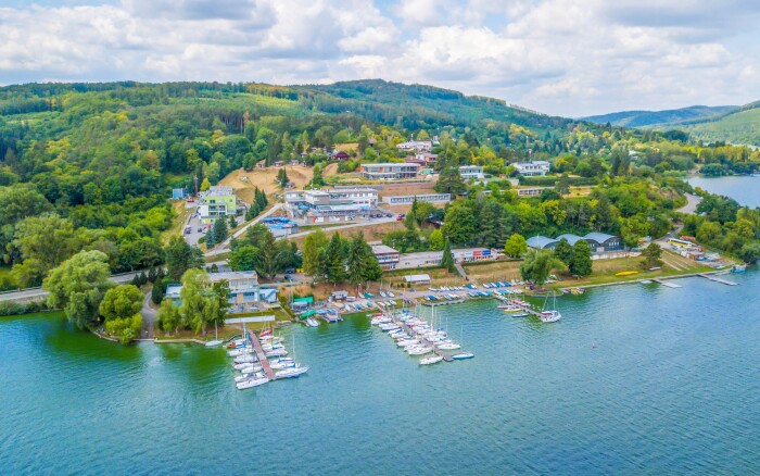 Brnianska priehrada: Hotel Rakovec *** pri pláži s polpenziou + vstup do wellness s bazénom a vírivkou