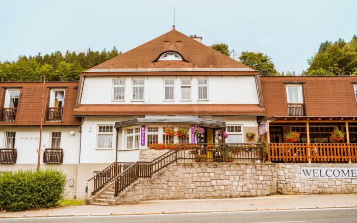 Krkonoše pri Janských Lázňach: Hotel Prom *** s raňajkami a neobmedzeným vstupom do bazéna a fitness centra