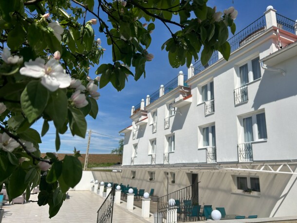 Kvitnúca záhrada a budova, Danelis Hotel ****, Edelény