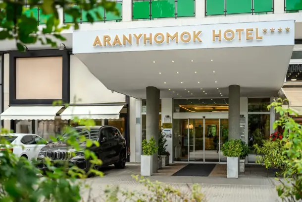 Vchod do hotela, Aranyhomok Hotel Business & Relax ****, Kecskemét, Maďarsko