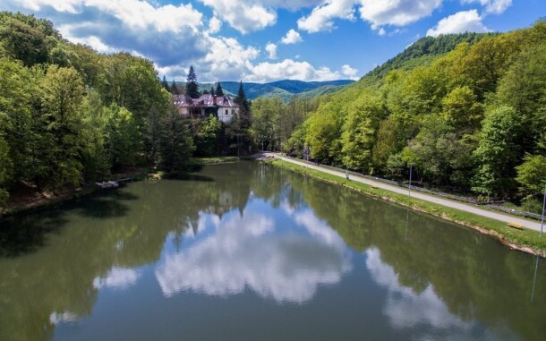 Areál leží hneď pri jazere, takže sa tešte na nádherné prostredie