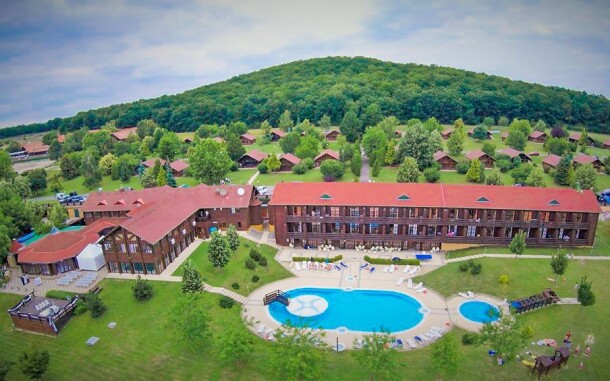 Petneházy Club Hotel *** Superior je obklopený zeleňou